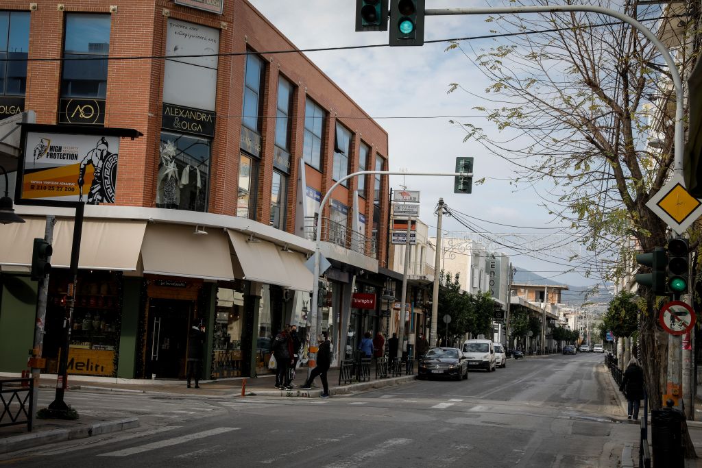 Κοροναϊός : Προσπαθεί να πάρει τη ρεβάνς πριν το εμβόλιο – Σκληρό lockdown σε Δ. Αττική, έξι περιοχές στο κόκκινο