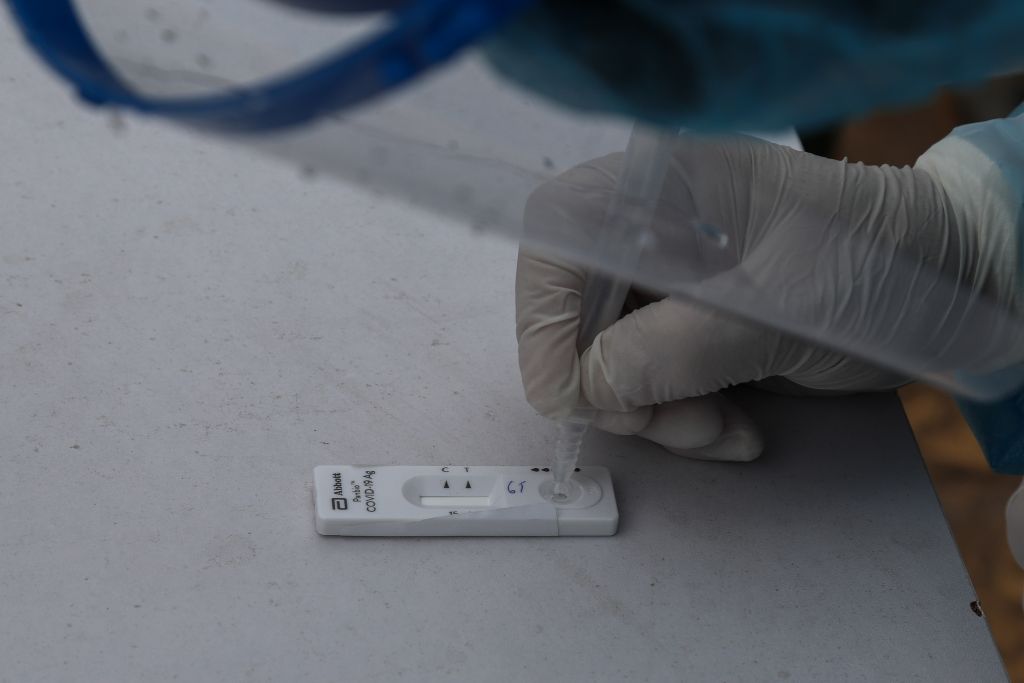 Κοροναϊός : Τι έδειξαν τα rapid test σε τρεις περιοχές της Αττικής