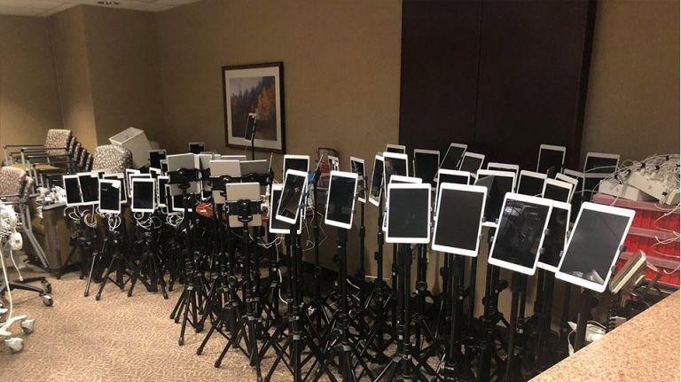 Κοροναϊός : Η φωτογραφία που συγκλονίζει – Με tablet έξω από ΜΕΘ το τελευταίο αντίο των συγγενών