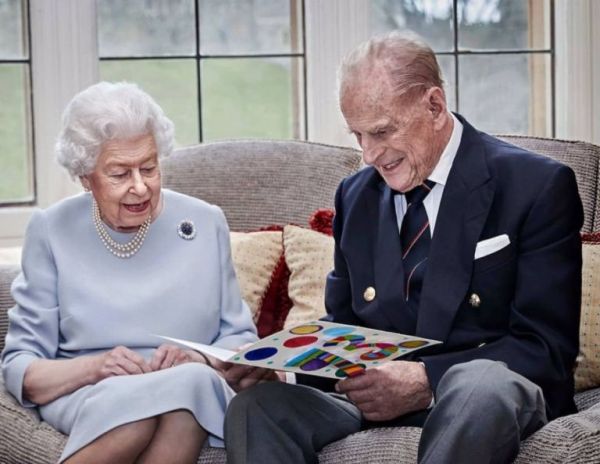 Κοροναϊός : Η βασίλισσα Ελισάβετ θα κάνει σύντομα το εμβόλιο