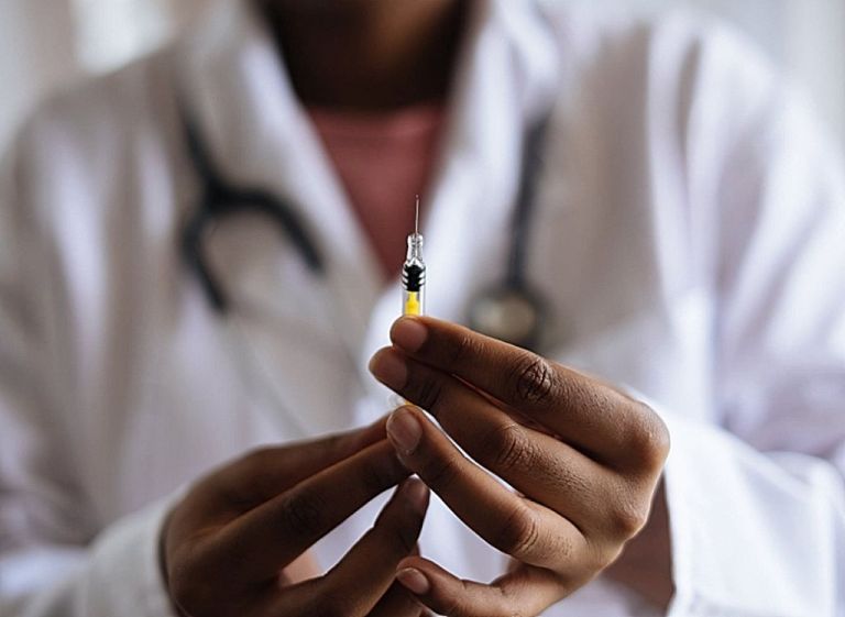 Κοροναϊός – Δερμιτζάκης : Επικίνδυνος ο εμβολιασμός με υψηλό αριθμό κρουσμάτων