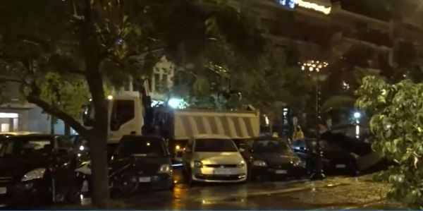 Κακοκαιρία : Έπεσαν δέντρα στη Νέα Σμύρνη από την κακοκαιρία
