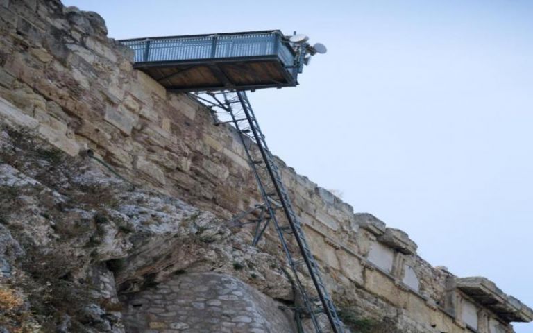 Τα εγκαίνια ενός ανελκυστήρα στην Ακρόπολη