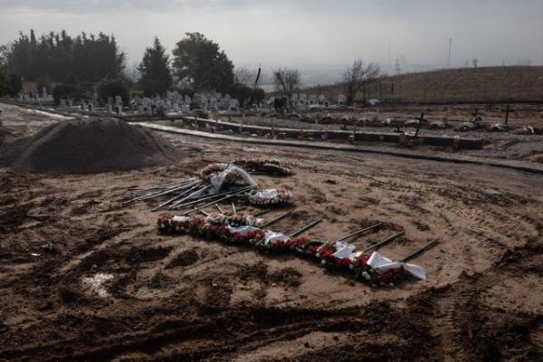 Κοροναϊός : Σπαρακτικές σκηνές στο κοιμητήριο της Θέρμης – Στα όριά τους οι εργαζόμενοι