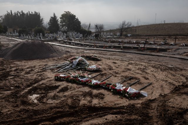 Κοροναϊός : Σπαρακτικές σκηνές στο κοιμητήριο της Θέρμης - Στα όριά τους οι εργαζόμενοι