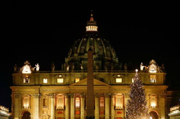 Βατικανό : Φωτίστηκαν το χριστουγεννιάτικο δέντρο και η φάτνη στην πλατεία του Αγίου Πέτρου