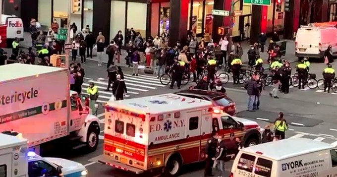Νέα Υόρκη : Αυτοκίνητο έπεσε πάνω σε διαδηλωτές του Black Lives Matter - Πολλοί τραυματίες