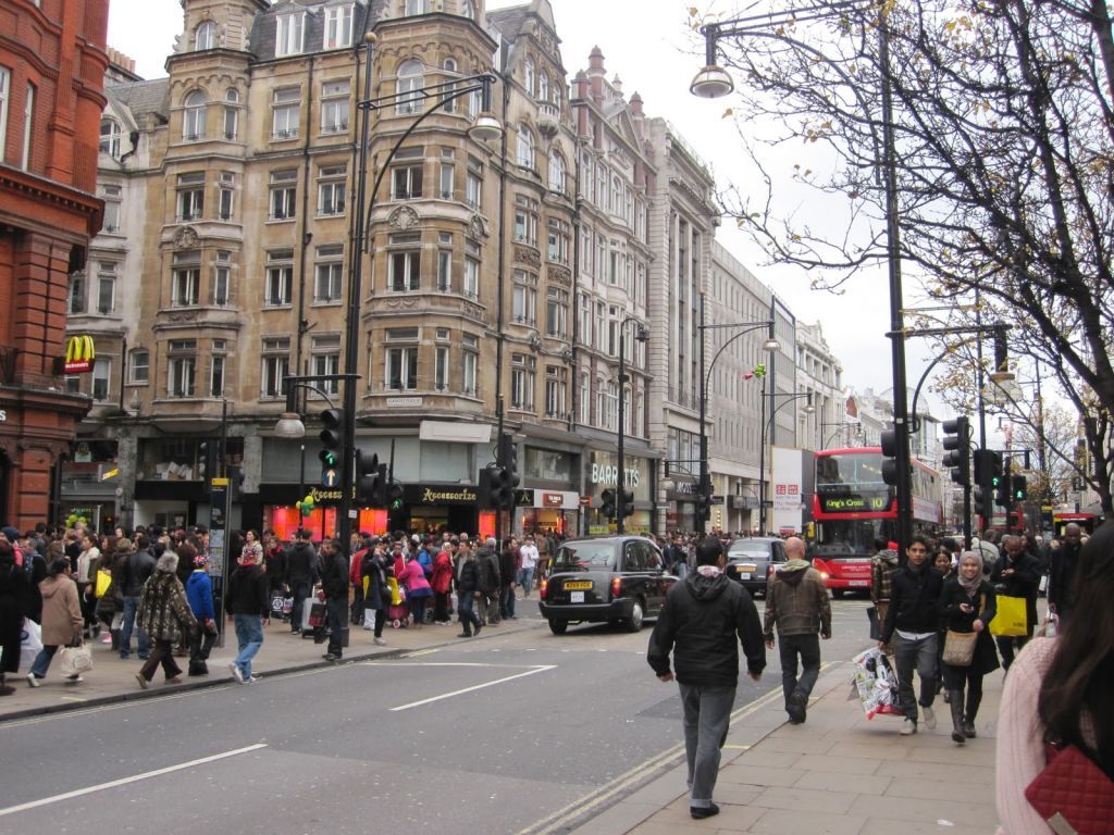 Κοροναϊός : Κοσμοσυρροή στους εμπορικούς δρόμους του Λονδίνου