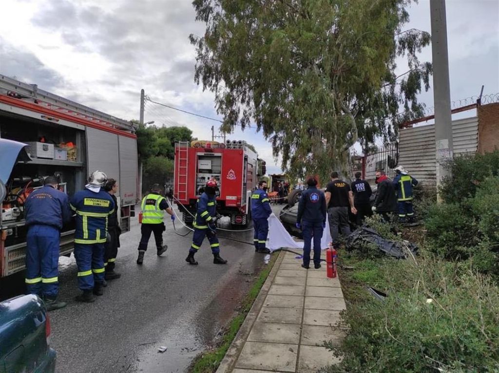 Τραγωδία : Αυτοκίνητο καρφώθηκε σε κολόνα και ανατράπηκε [Εικόνες]
