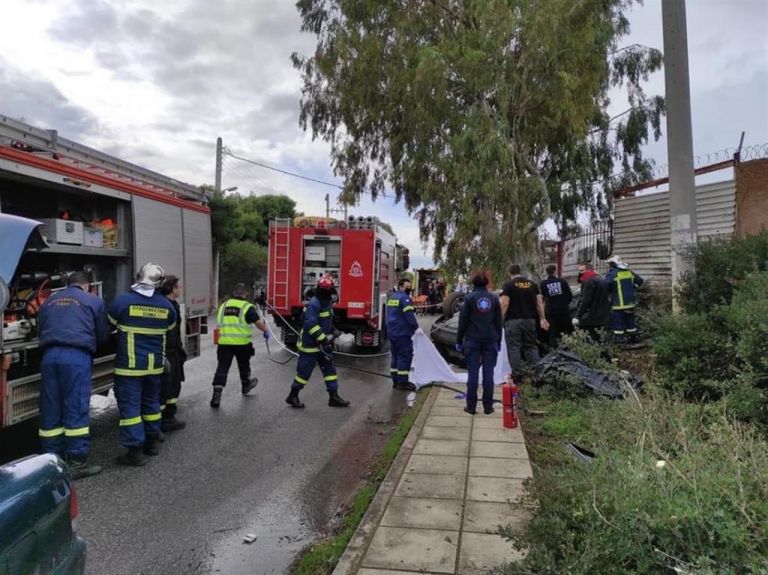 Τραγωδία : Αυτοκίνητο καρφώθηκε σε κολόνα και ανατράπηκε [Εικόνες]
