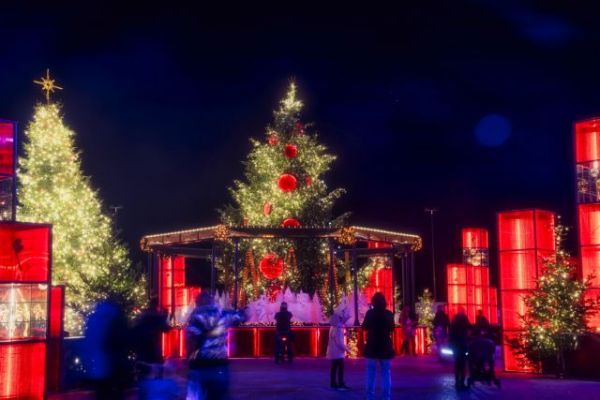 Θεσσαλονίκη: Φόρεσε τα γιορτινά της η πλατεία Αριστοτέλους