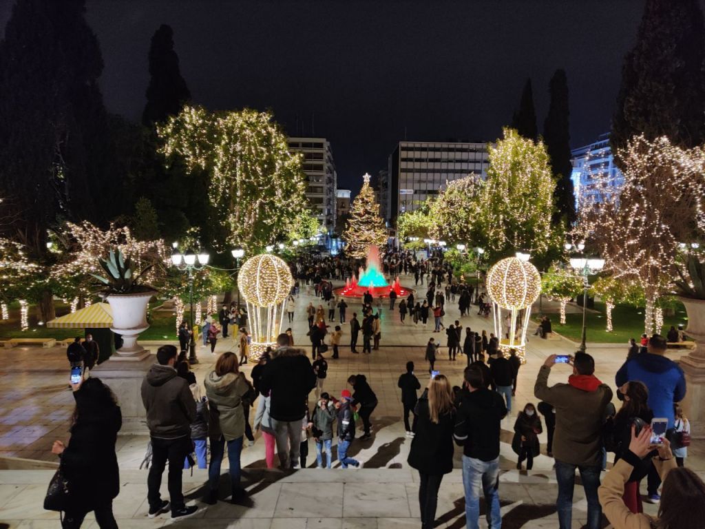 Κοροναϊός : Το lockdown πήγε… περίπατο – Εικόνες συνωστισμού στο Σύνταγμα