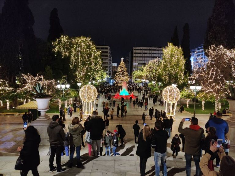 Κοροναϊός : Το lockdown πήγε… περίπατο – Εικόνες συνωστισμού στο Σύνταγμα