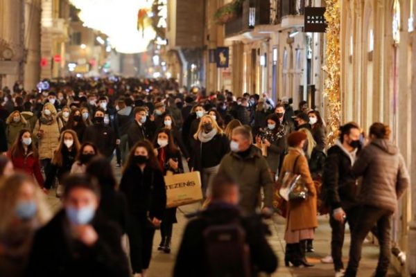 Κοροναϊός : «Πλημμύρισαν» οι δρόμοι της Ρώμης λίγο πριν το γενικό lockdown – Συνωστισμός στη Μαδρίτη