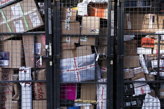 Lockdown : Πότε και πώς δικαιούνται οι καταναλωτές αποζημίωση από εταιρείες κούριερ