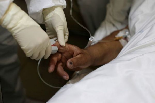 Κοροναϊός : Η συγκλονιστική ιστορία Εβραίου εντατικολόγου που έσωσε ασθενή με ναζιστικά τατουάζ