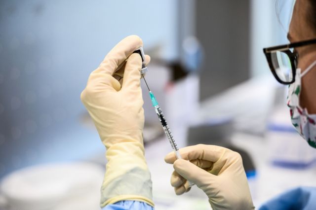Κοροναϊός : Παρατράγουδα με τους εμβολιασμούς στη Γερμανία – Χορήγησαν υπερβολική δόση