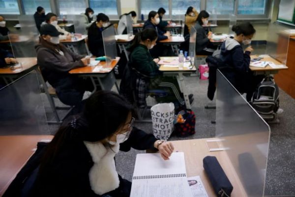 Κοροναϊός – Νότια Κορέα : Εξετάσεις για 500.000 μαθητές πίσω από πλαστικά χωρίσματα