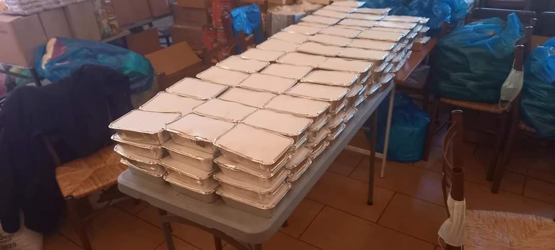Μια ταβέρνα στο Κερατσίνι μοιράζει δωρεάν 630 μερίδες φαγητού ημερησίως