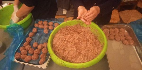 Μια ταβέρνα στο Κερατσίνι μοιράζει δωρεάν 630 μερίδες φαγητού ημερησίως