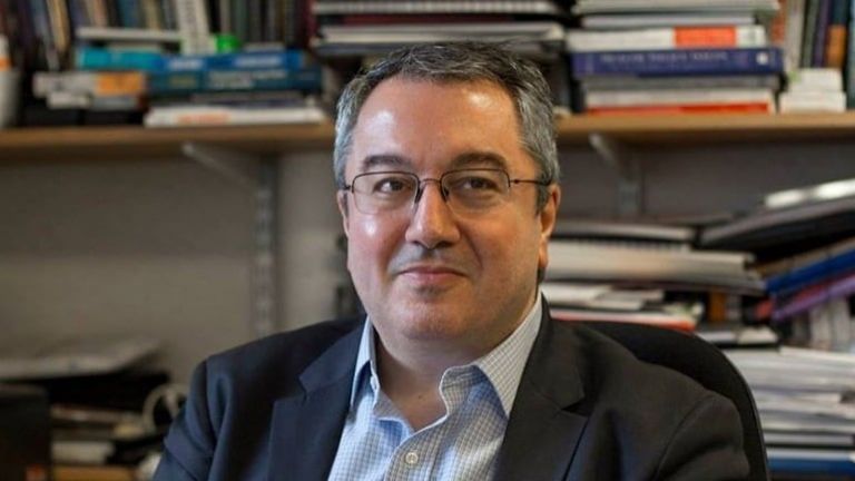 Μόσιαλος : «Ατυχέστατες» οι δικαιολογίες για τον κατά προτεραιότητα εμβολιασμό κυβερνητικών παραγόντων