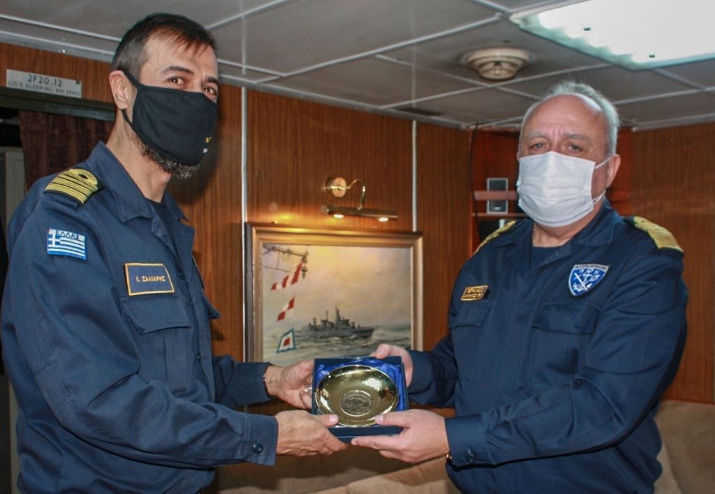 Αναμνηστικό από τον Αρχηγό ΓΕΝ στον «μάγκα» αντιπλοίαρχο της φρεγάτας Λήμνος [φώτο]