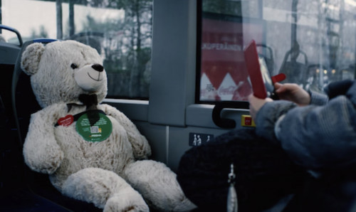 Φινλανδία: Λούτρινα αρκουδάκια κάθονται στις «απαγορευμένες θέσεις» των λεωφορείων