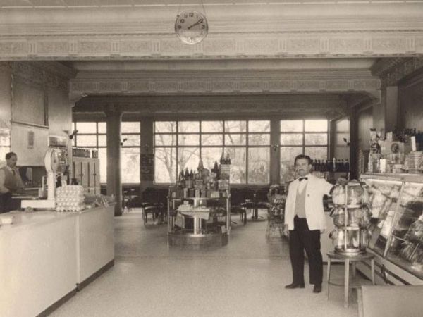 Ο θρυλικός Βάρσος είναι το πιο παλιό ζαχαροπλαστείο της Αθήνας