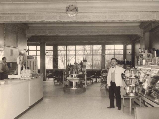 Ο θρυλικός Βάρσος είναι το πιο παλιό ζαχαροπλαστείο της Αθήνας