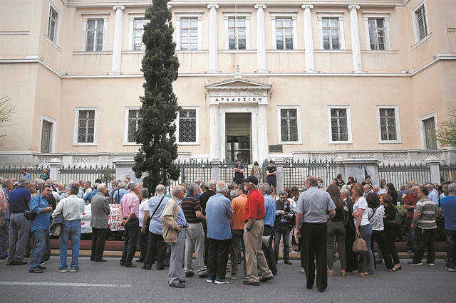 Συνταξιούχοι : Αποφάσεις για 2 + 1 πακέτα αναδρομικών ως τον Απρίλιο