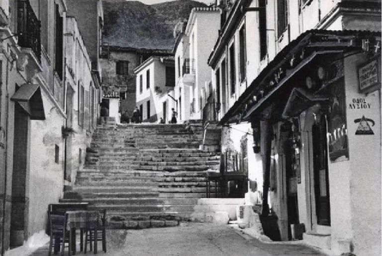 Ένα αρχοντικό στην Πλάκα του περασμένου αιώνα ετοιμάζεται για τα Χριστούγεννα