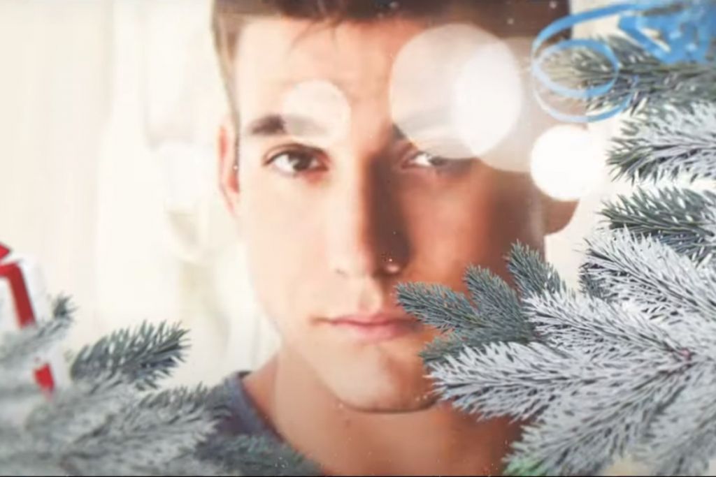 «Είναι Χριστούγεννα γι’ αυτό»: Ο Γιώργος Κακοσαίος κυκλοφορεί το πιο γλυκό τραγούδι για τις γιορτές