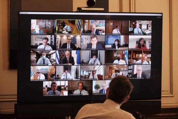 Μητσοτάκης στο Υπουργικό: Να αποφύγουμε την αναζωπύρωση της επιδημίας