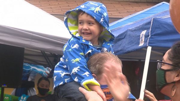 ΗΠΑ : Έχασε τους γονείς του από κοροναϊό – Μια ολόκληρη πόλη αποφάσισε να κάνει τα γενέθλιά του αξέχαστα