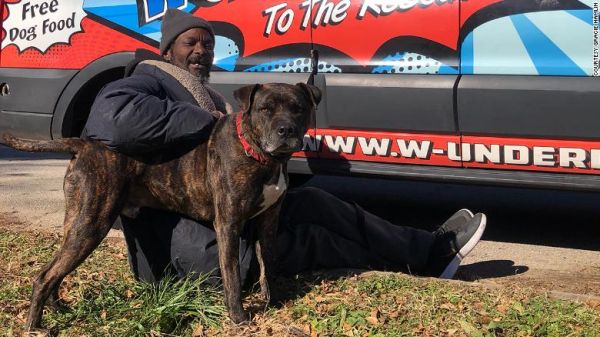 ΗΠΑ : Άστεγος έσωσε ζώα από καταφύγιο που τυλίχθηκε στις φλόγες