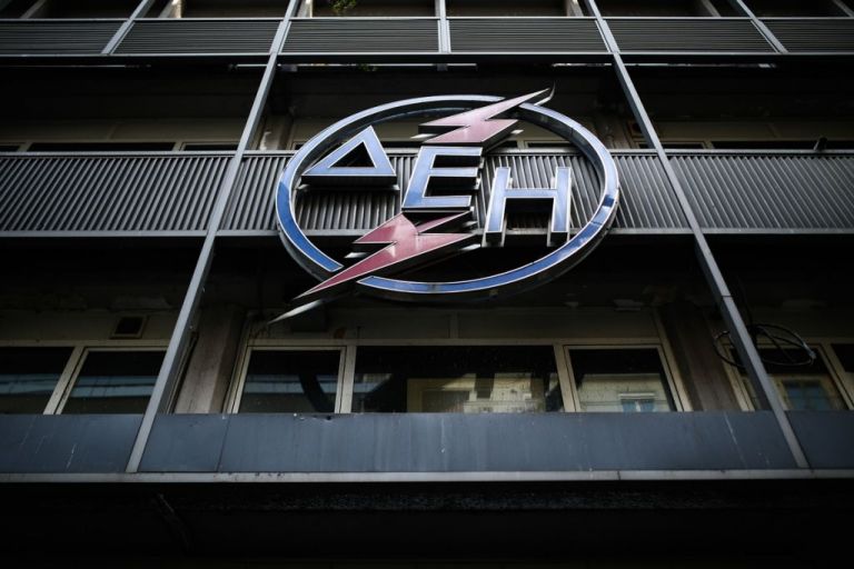 Πάτρα : Έβαλαν φέρετρο στην είσοδο της ΔΕΗ για τον θάνατο συναδέλφου τους [εικόνες]