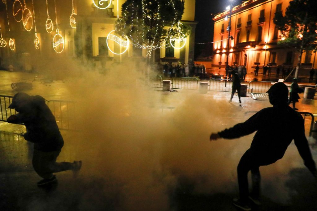 Αλβανία : Συνεχίστηκαν για δεύτερη μέρα οι διαδηλώσεις – Συγκρούσεις διαδηλωτών με την αστυνομία