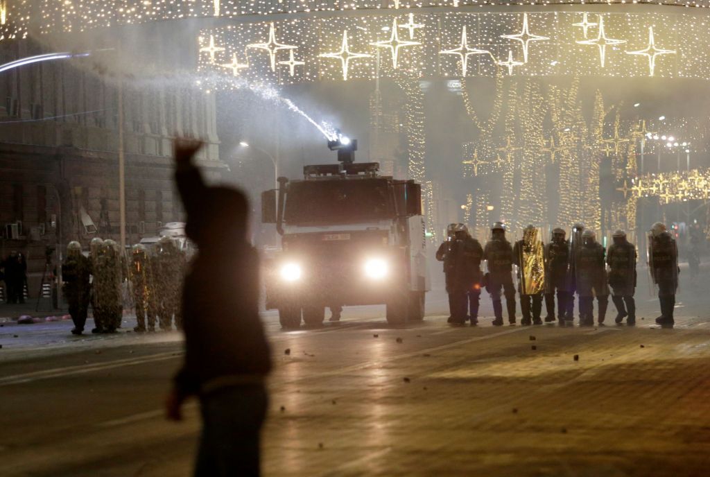 Αλβανία : Εμπόλεμη ζώνη η χώρα – Για τρίτη μέρα συνεχίστηκαν τα επεισόδια