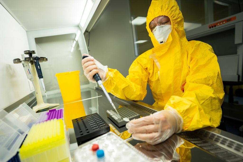 Δεκάδες χιλιάδες οι επιστημονικές μελέτες για τον κοροναϊό, εκατοντάδες οι ελληνικές