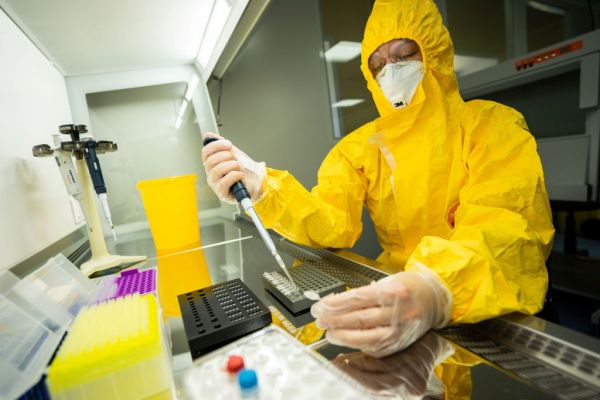 Δεκάδες χιλιάδες οι επιστημονικές μελέτες για τον κοροναϊό, εκατοντάδες οι ελληνικές