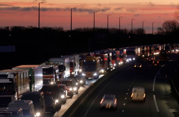 Βρετανία : Ατέλειωτες ουρές φορτηγών στο Ντόβερ – Οργισμένοι οι οδηγοί