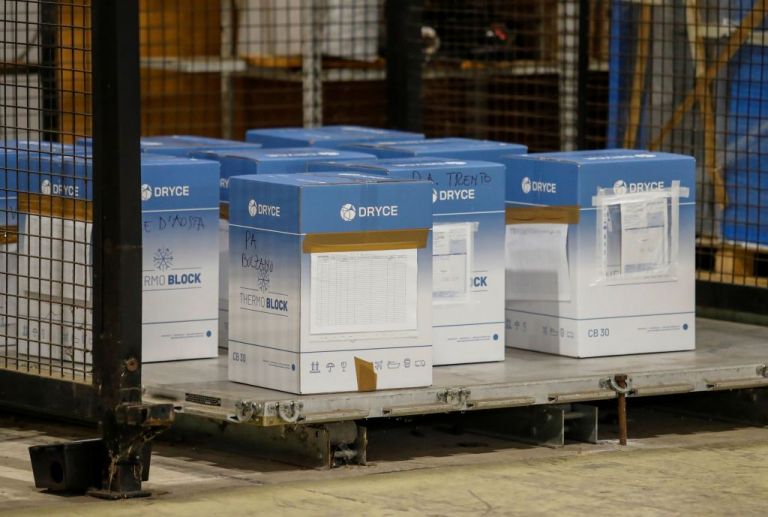 Κοροναϊός : Στις ευρωπαϊκές χώρες τα πρώτα εμβόλια – Πότε ξεκινούν τους εμβολιασμούς