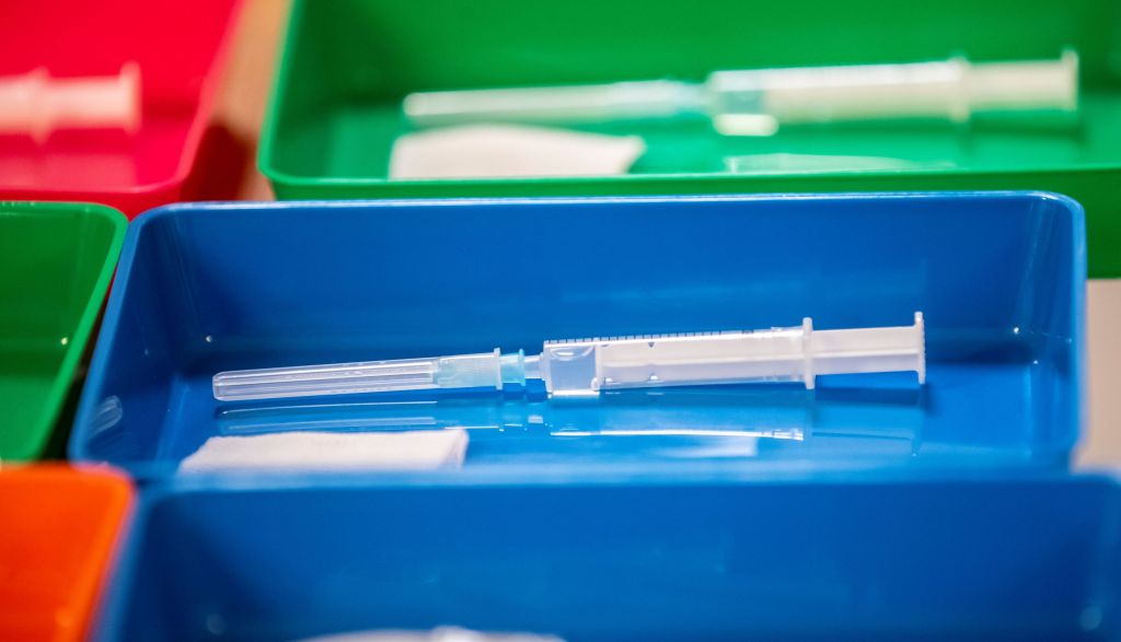 Κοροναϊός : Τσιόδρας, Μόσιαλος κι άλλοι πέντε επιστήμονες απαντούν σε όλα τα ερωτήματα για το εμβόλιο