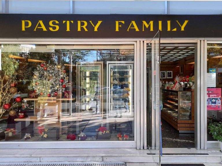 Γεύση παλιάς Αθήνας και συννεφένια choux στο Pastry Family που μένει απαράλλαχτο από το 1969