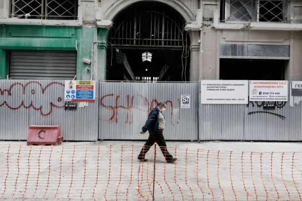 Γιατί η Δυτική Αττική μπήκε σε καθολικό lockdown – Πώς συνδέεται με τις κοινωνικές ανισότητες