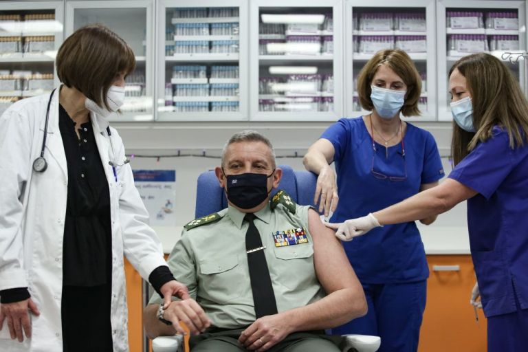 Εμβολιάστηκε ο αρχηγός ΓΕΕΘΑ Κωνσταντίνος Φλώρος