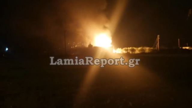 Λαμία : Δύο τραυματίες από έκρηξη λόγω πυρκαγιάς – Εκκενώνεται η περιοχή