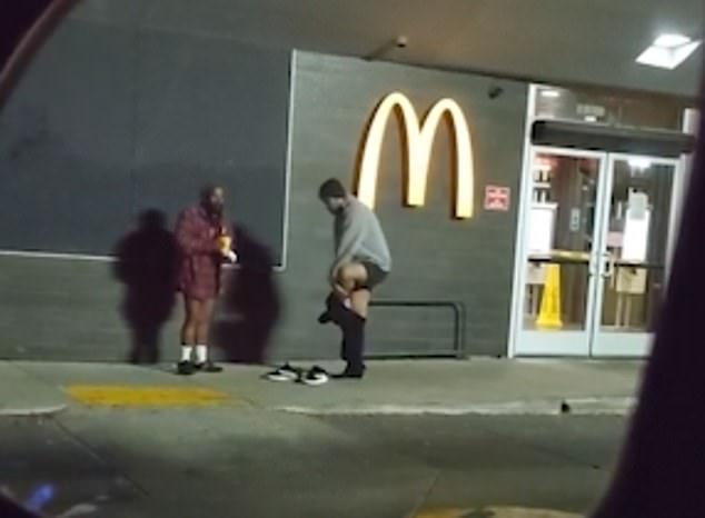 ΗΠΑ : 26χρονος έβγαλε το παντελόνι του και το έδωσε σε ημίγυμνο άστεγο