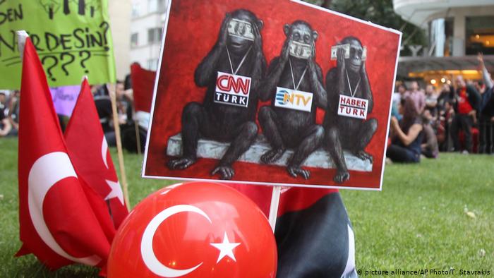 Φίμωση των ΜΜΕ καταγγέλλει η τουρκική αντιπολίτευση
