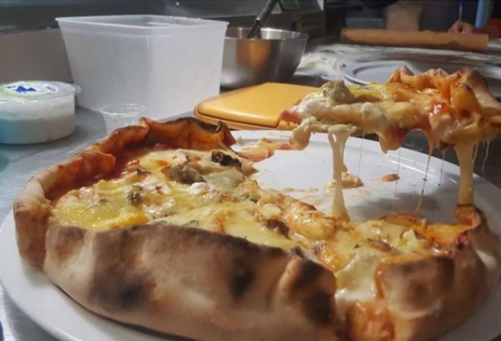 Γαλλία : Σεφ κατέρριψε ρεκόρ Γκίνες βάζοντας 254 τυριά σε μια πίτσα